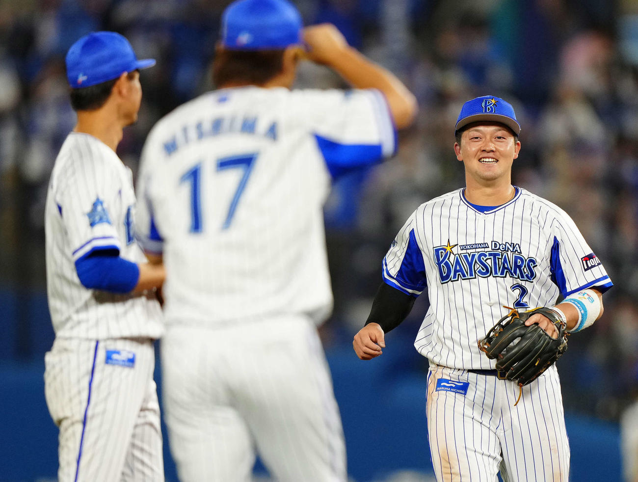 DeNA対ソフトバンク　ソフトバンクに勝利し笑顔を見せるDeNA牧（右）（撮影・江口和貴）