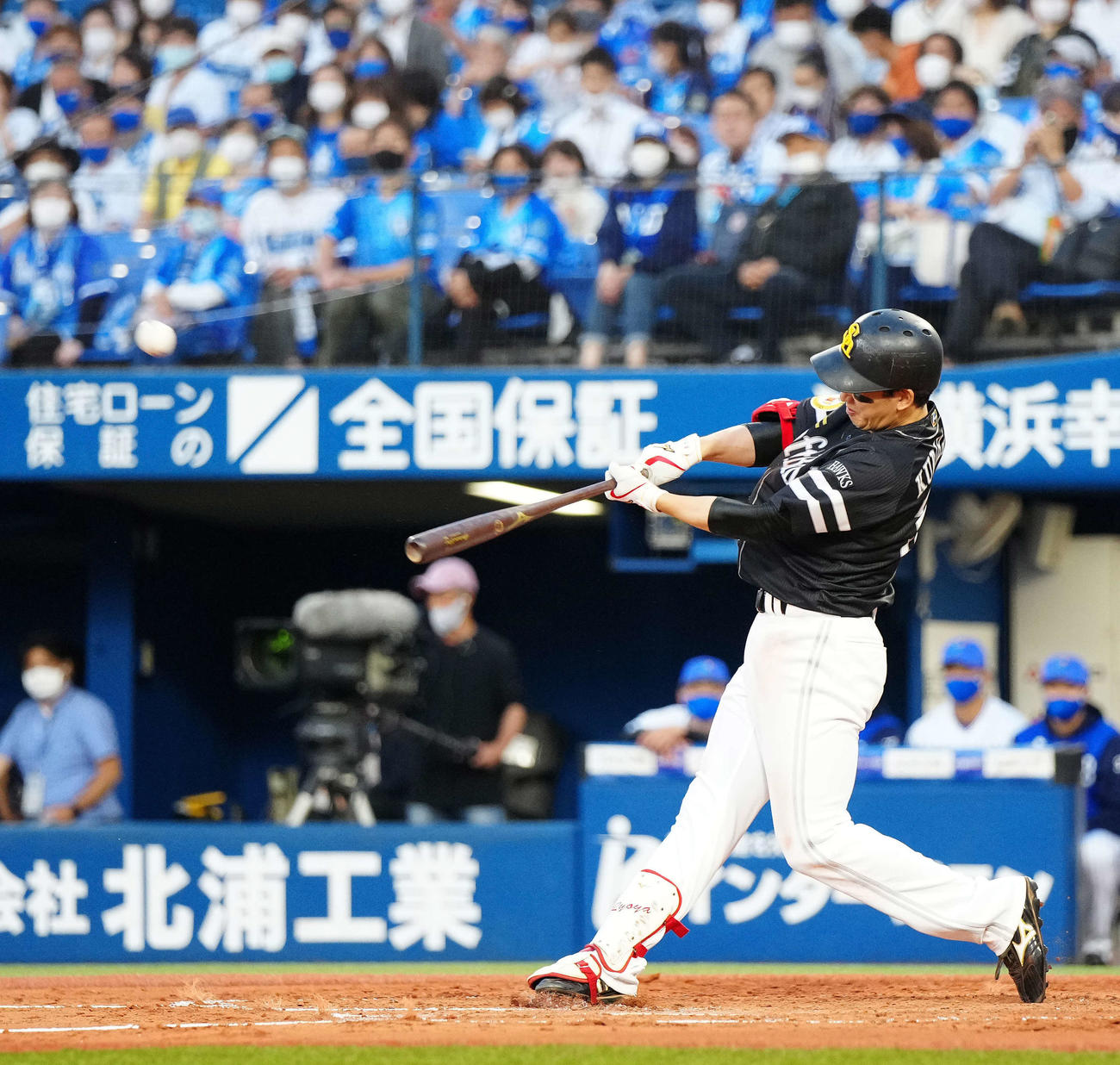 DeNA対ソフトバンク　3回表ソフトバンク1死一塁、右中間に2点本塁打を放つ栗原（撮影・江口和貴）
