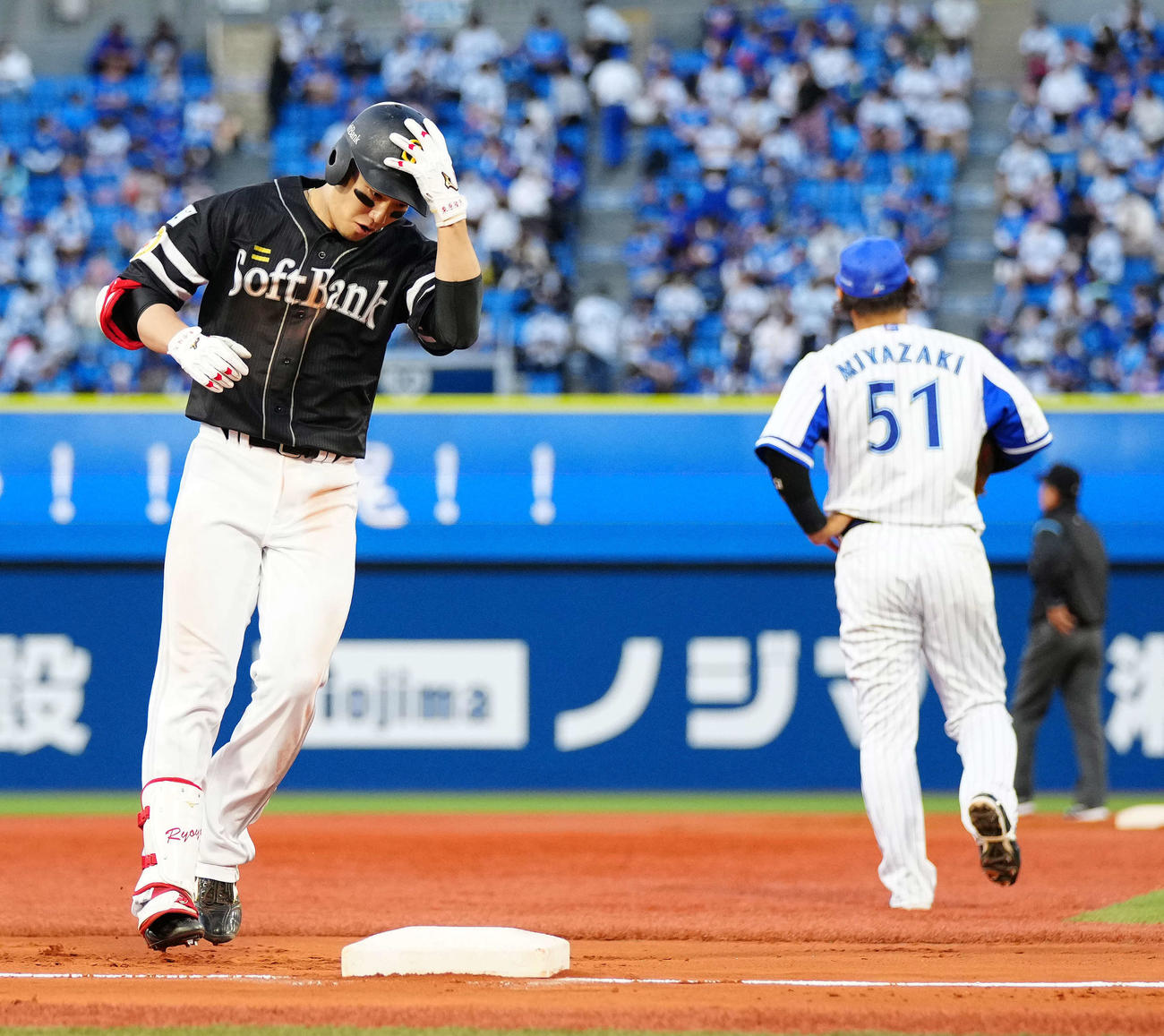 DeNA対ソフトバンク　3回表ソフトバンク1死一塁、2点本塁打を放った栗原（撮影・江口和貴）