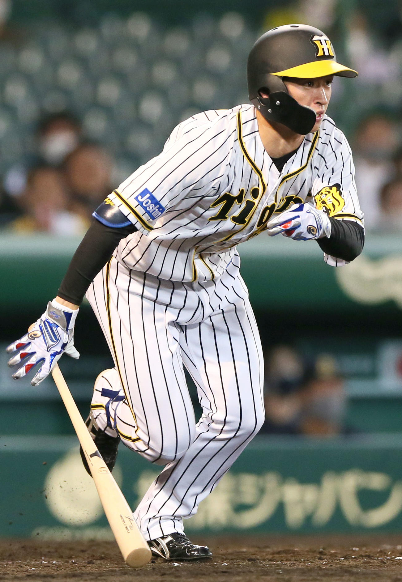 阪神対オリックス　5回裏阪神2死二、三塁、近本は右前適時打を放つ（撮影・上山淳一）