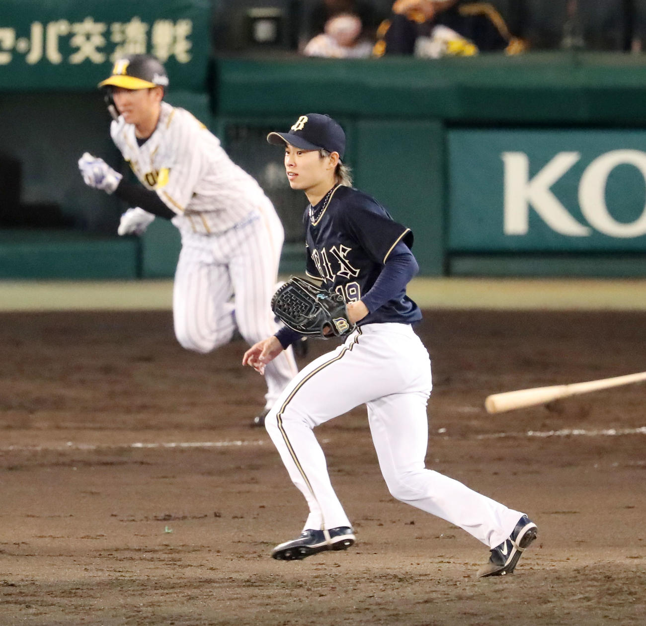 阪神対オリックス　5回裏阪神2死二、三塁、山岡は近本に右前適時打を打たれ失点（撮影・加藤哉）