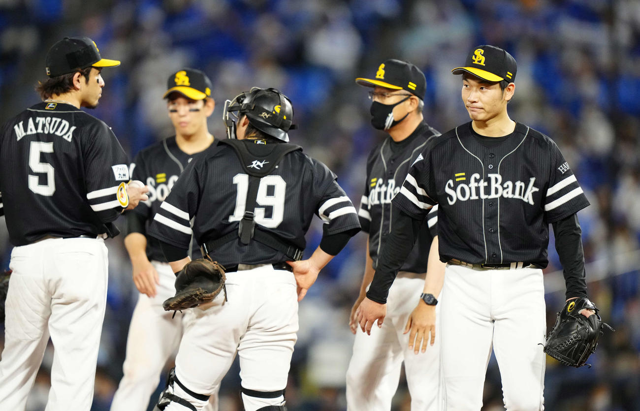 DeNA対ソフトバンク　7回裏途中、降板するソフトバンク先発の武田（右端）（撮影・江口和貴）