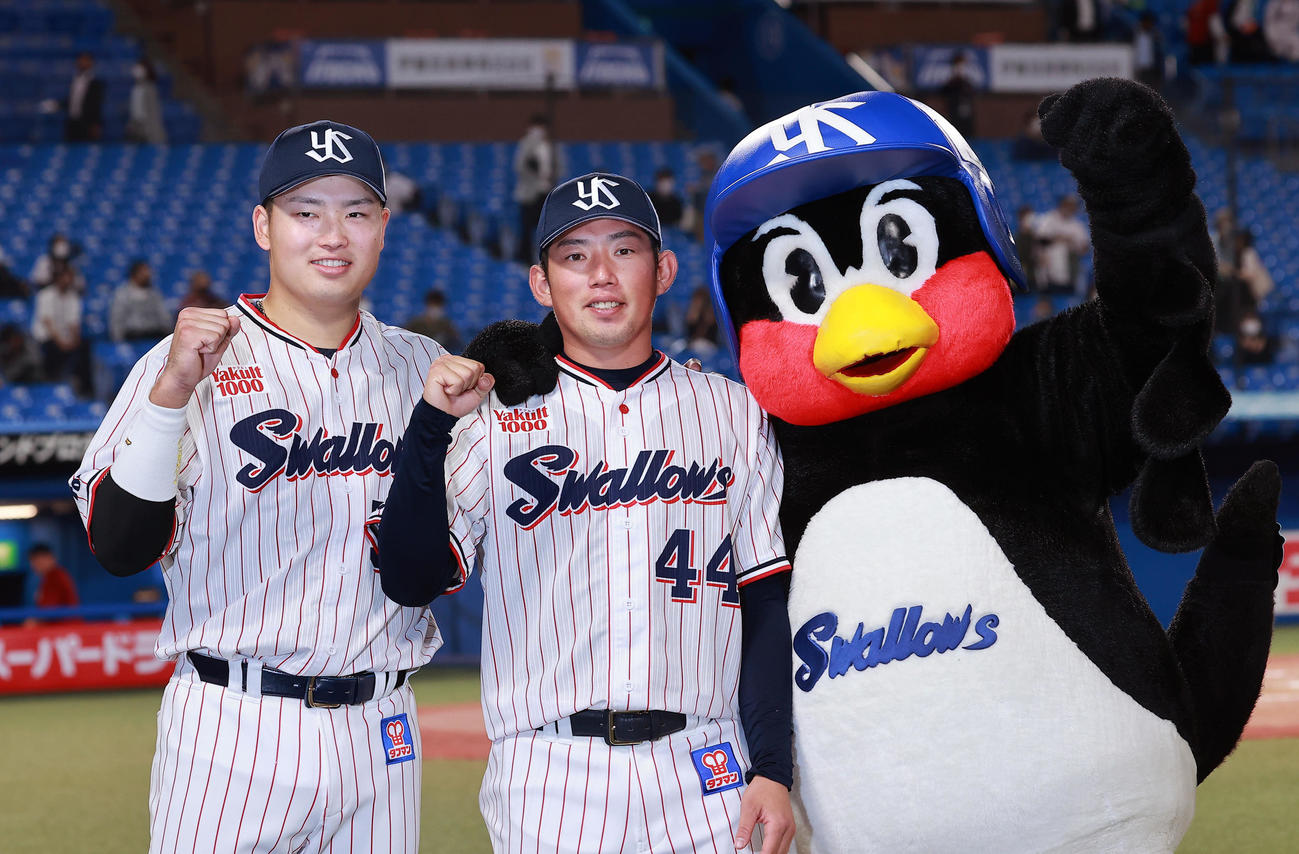 ヤクルト対楽天　ヒーローインタビューを終えつば九郎とガッツポーズする、左からヤクルト村上、初勝利の大西（撮影・野上伸悟）