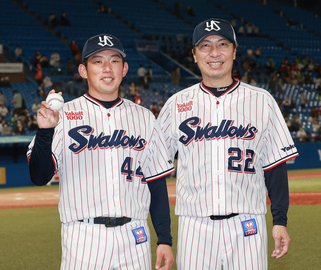 ヤクルト対楽天　プロ初勝利を挙げた大西は、ウイニングボールを手に高津監督（右）と笑顔を見せる（撮影・野上伸悟）