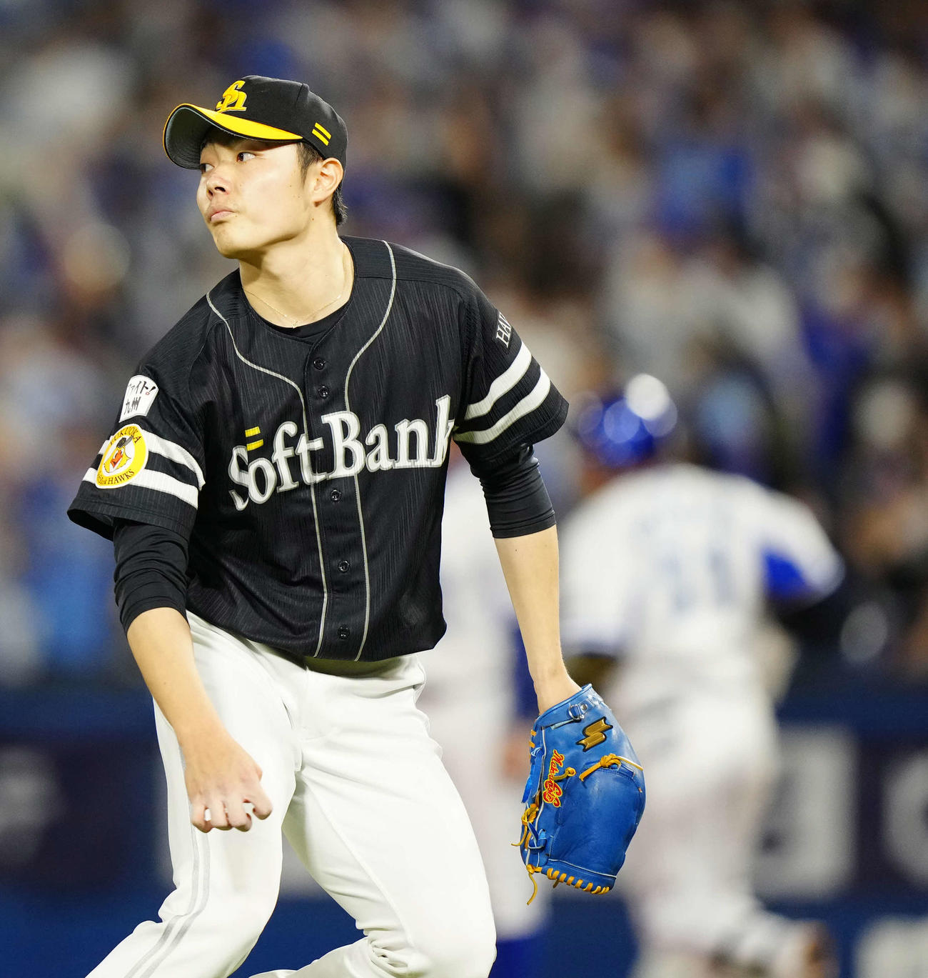 DeNA対ソフトバンク　8回裏DeNA1死一、二塁、宮崎（後方）に適時二塁打を浴びる松本（撮影・江口和貴）