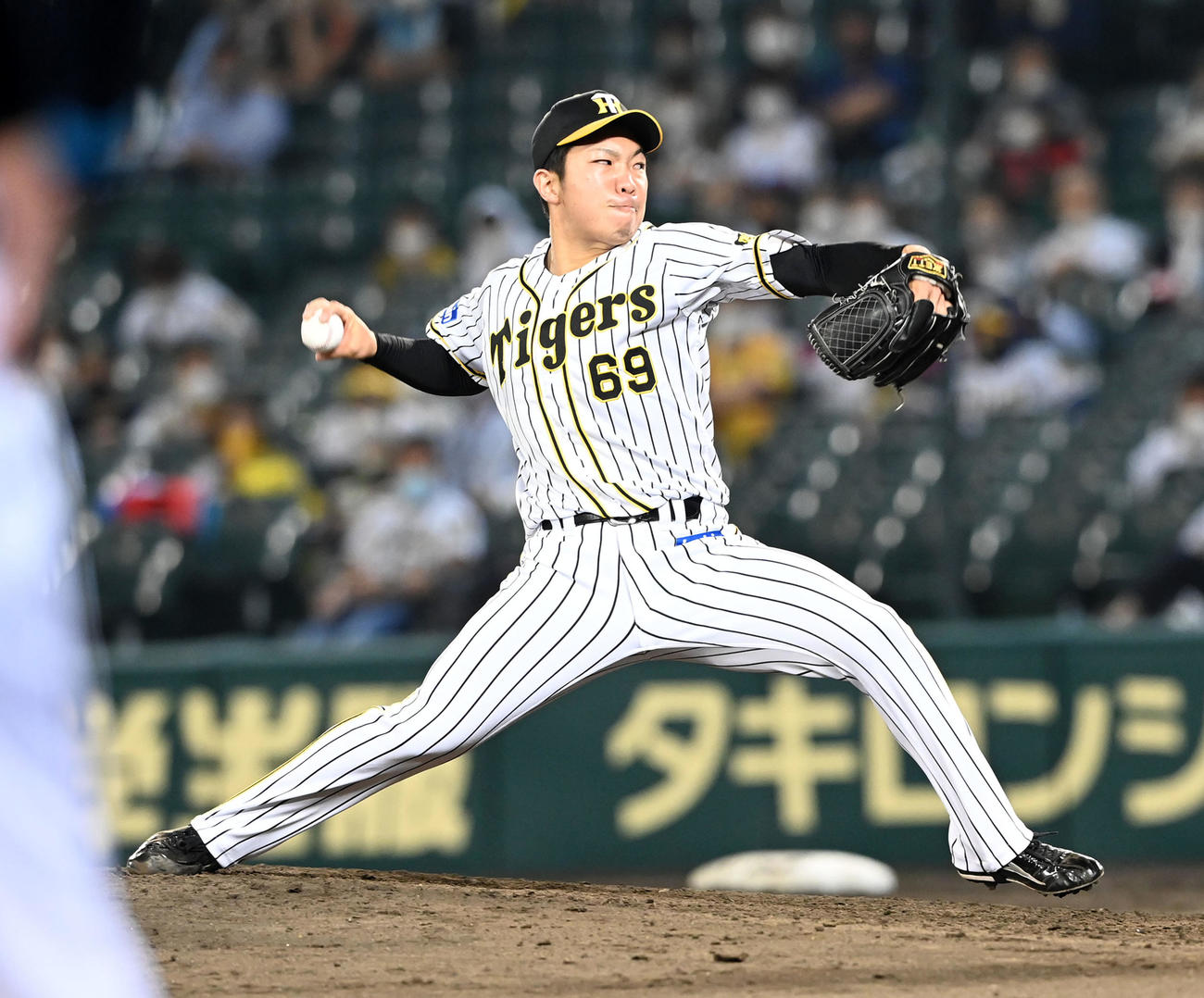 阪神対オリックス　阪神3番手の石井（撮影・前岡正明）