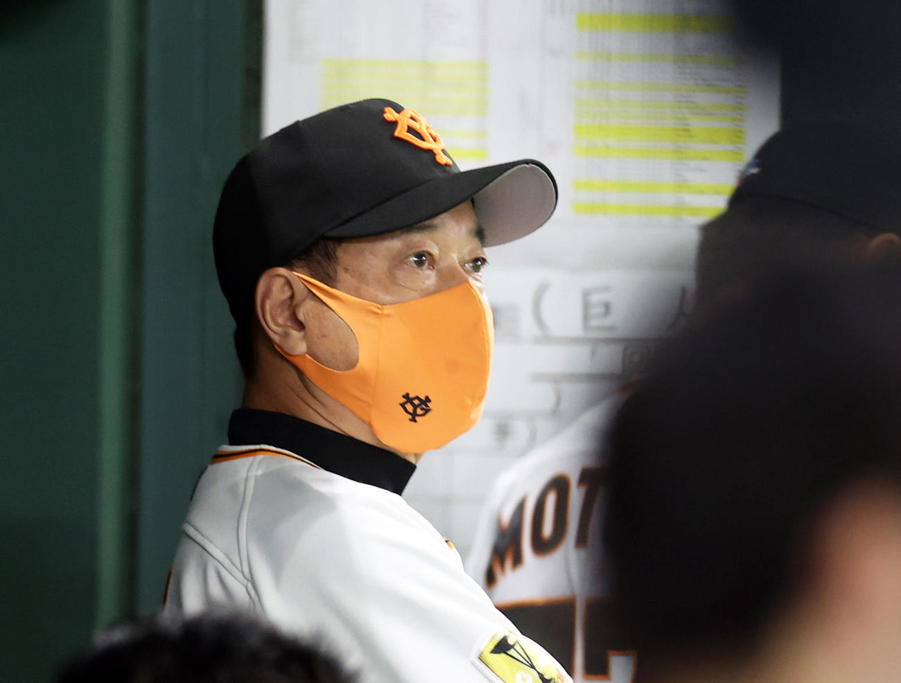 9回表に同点に追いつかれ、厳しい表情の原監督（撮影・狩俣裕三）