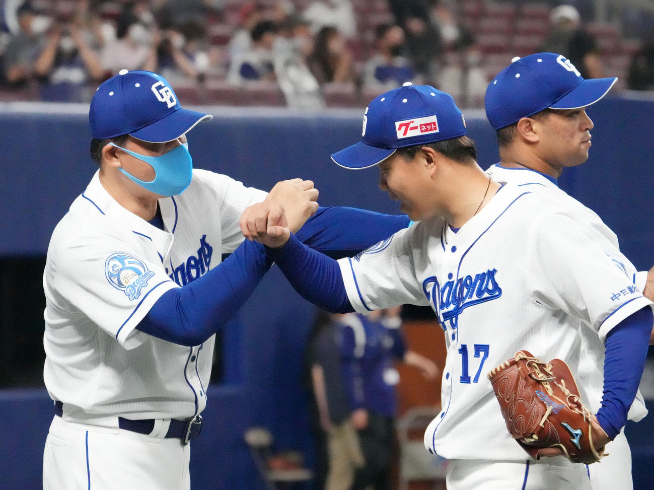 中日対ロッテ　ロッテから完封勝利を挙げた柳（右）とタッチする与田監督（撮影・森本幸一）