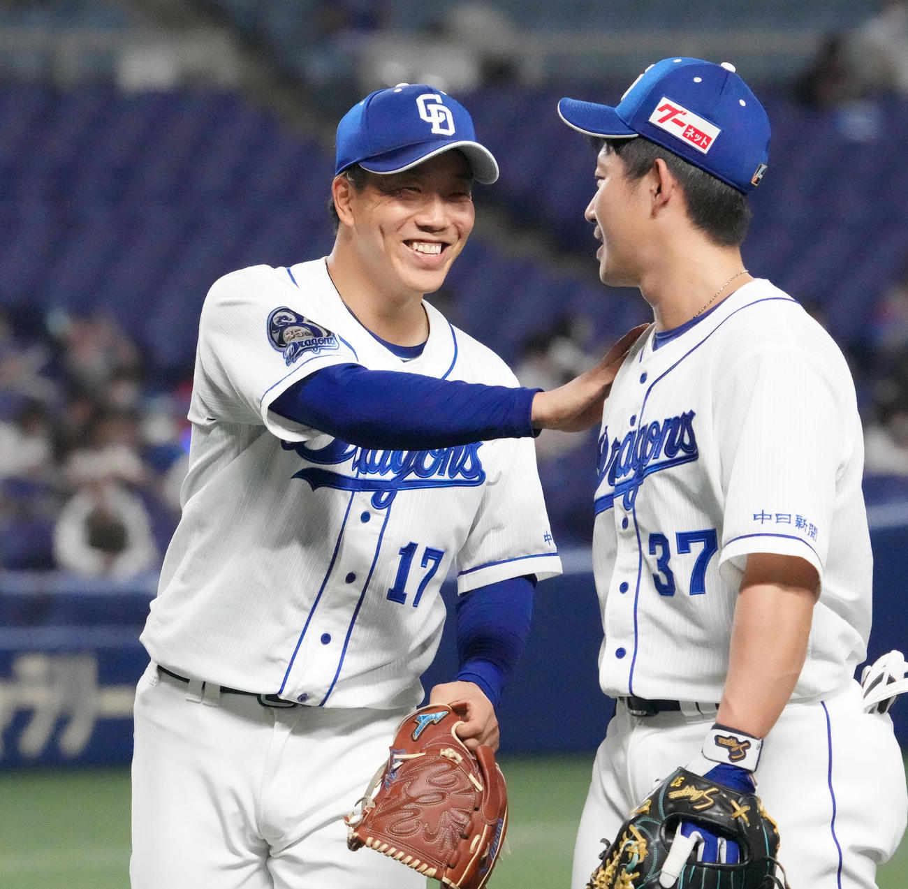 ロッテに勝利し、好守を見せた三ツ俣（右）を笑顔でたたえる完封勝利の柳（撮影・森本幸一）