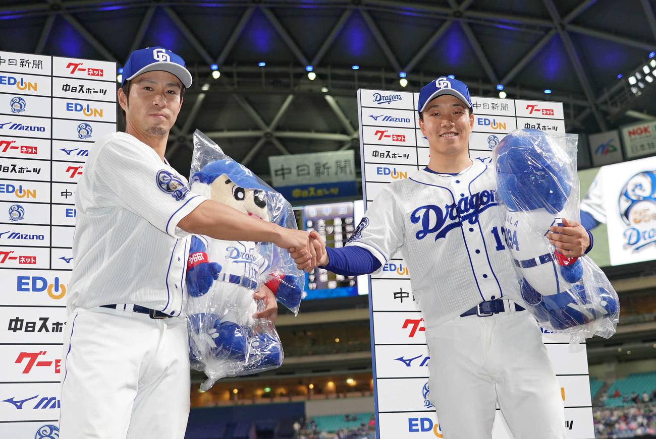 中日対ロッテ　試合終了、ヒーローインタビューを終え握手する柳（右）と福田（撮影・森本幸一）