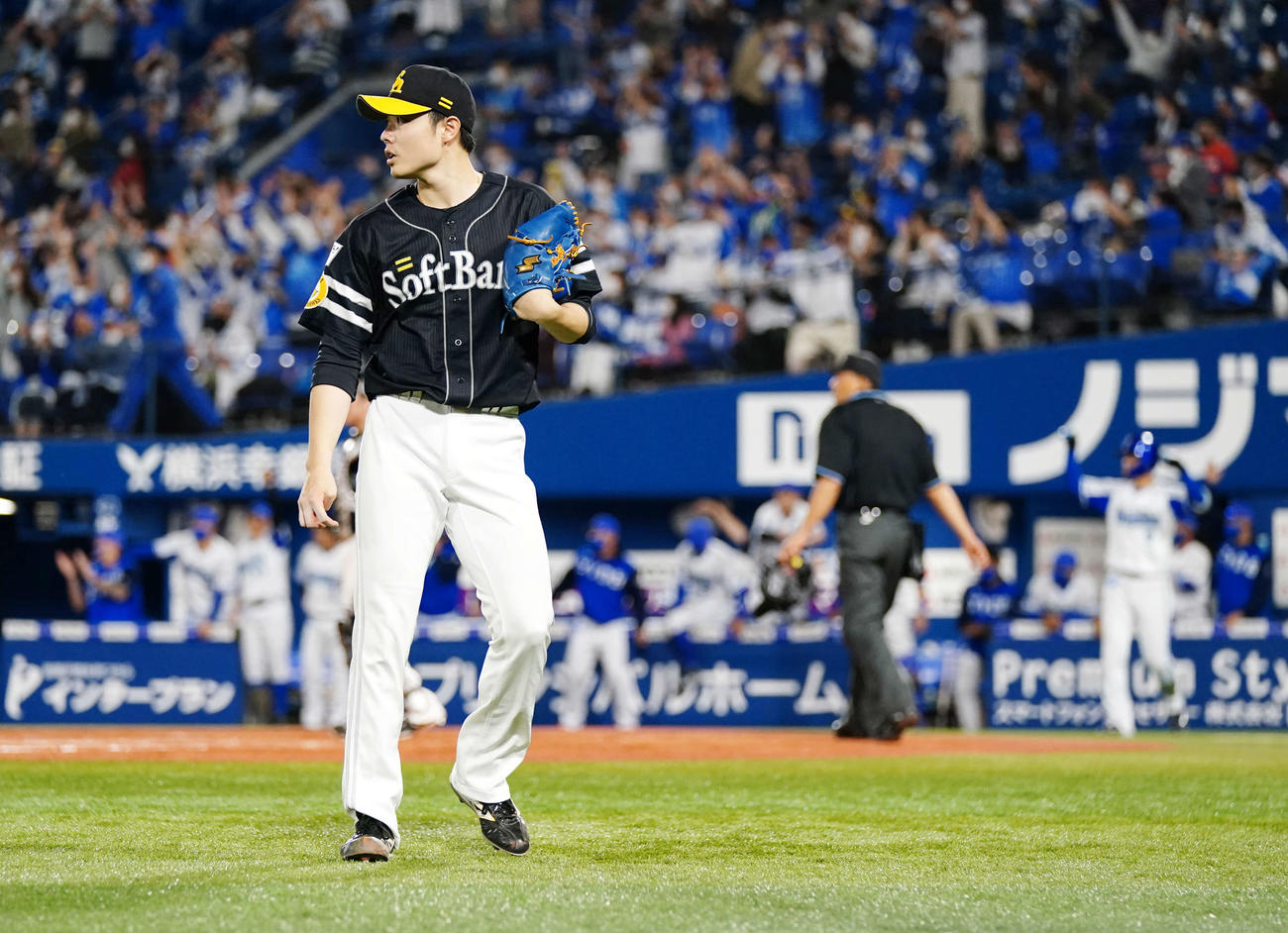 DeNA対ソフトバンク　8回裏DeNA1死満塁、牧に2点適時二塁打を浴びた松本（撮影・江口和貴）