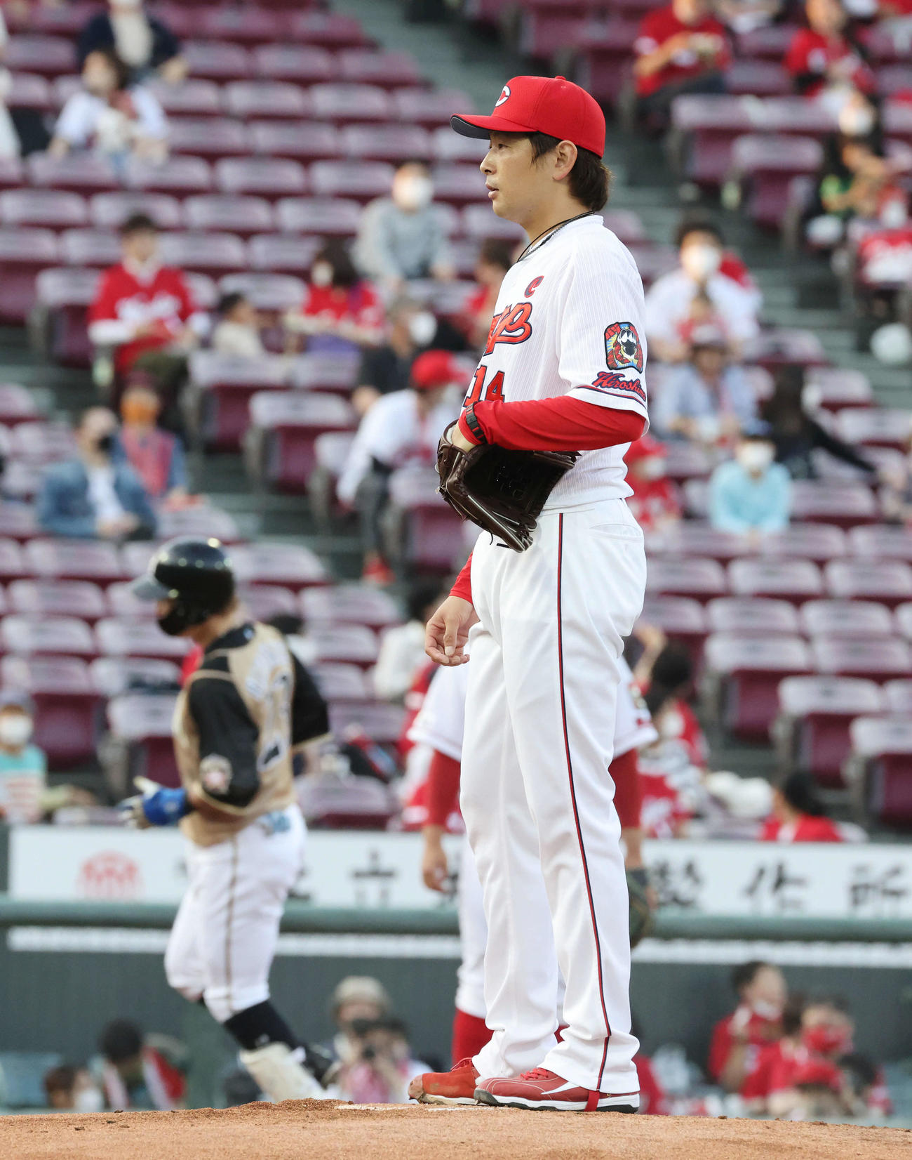 広島対日本ハム　1回表日本ハム2死一塁、渡辺に左越え2点本塁打を打たれた広島先発の大瀬良（撮影・加藤孝規）