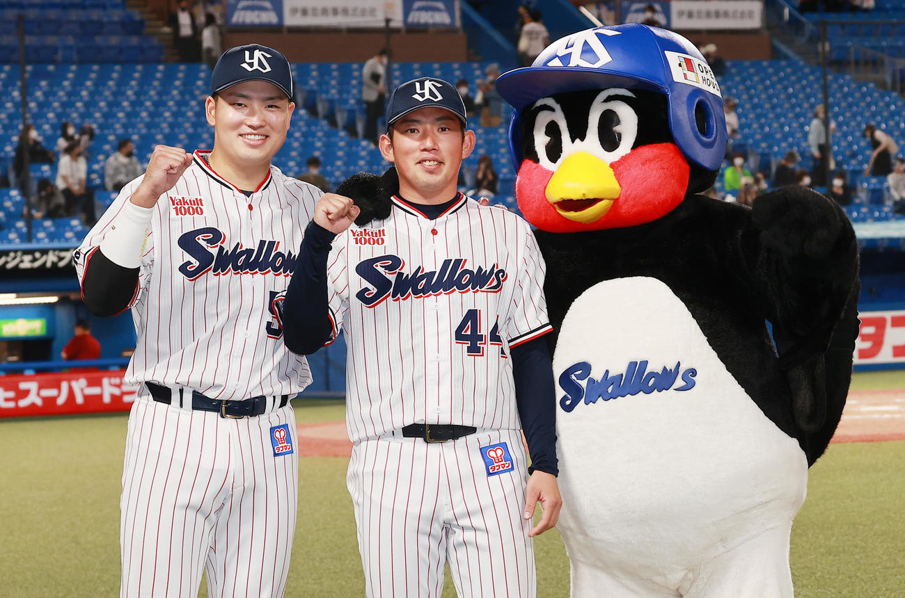 ヤクルト対楽天　ヒーローインタビューを終えつば九郎（右）とガッツポーズの左からヤクルト村上、初勝利の大西（撮影・野上伸悟）