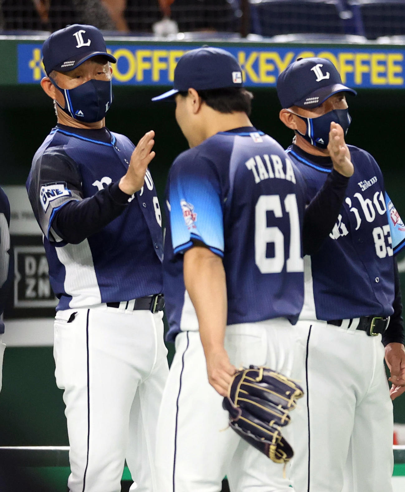 巨人対西武　引き分けに持ち込み、平良（手前）を迎える辻監督（左）（撮影・狩俣裕三）