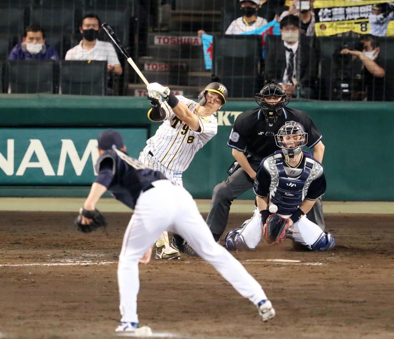 9回裏阪神無死二塁、三振する佐藤輝明、投手は平野佳（撮影・加藤哉）