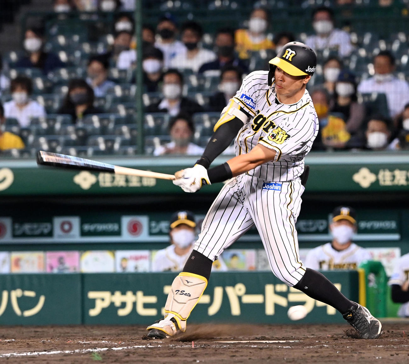 阪神対オリックス　9回裏阪神無死一塁、佐藤輝は空振りの三振に倒れる（撮影・前岡正明）