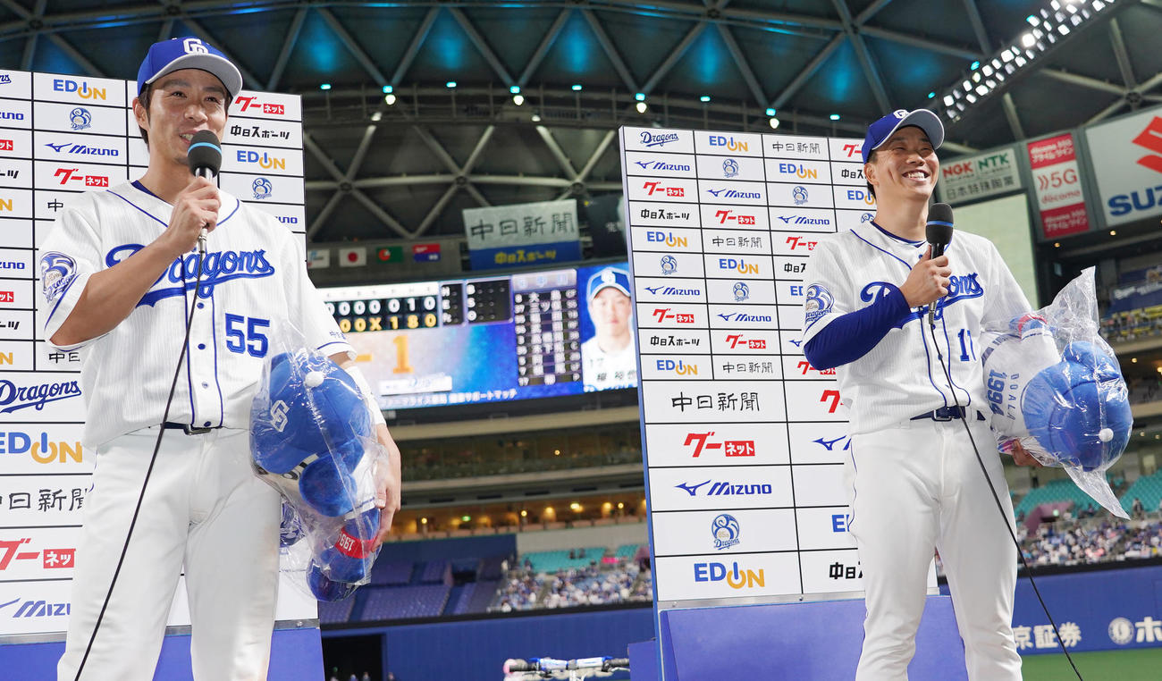 中日対ロッテ　試合終了、笑顔でヒーローインタビューを受ける柳（右）と福田（左）（撮影・森本幸一）