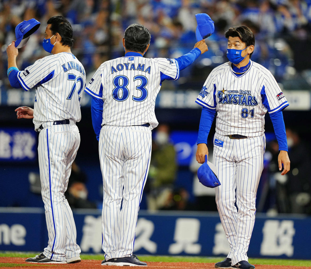 DeNA対ソフトバンク　ソフトバンクに勝利しDeNAファンにあいさつする三浦監督（右）（撮影・江口和貴）