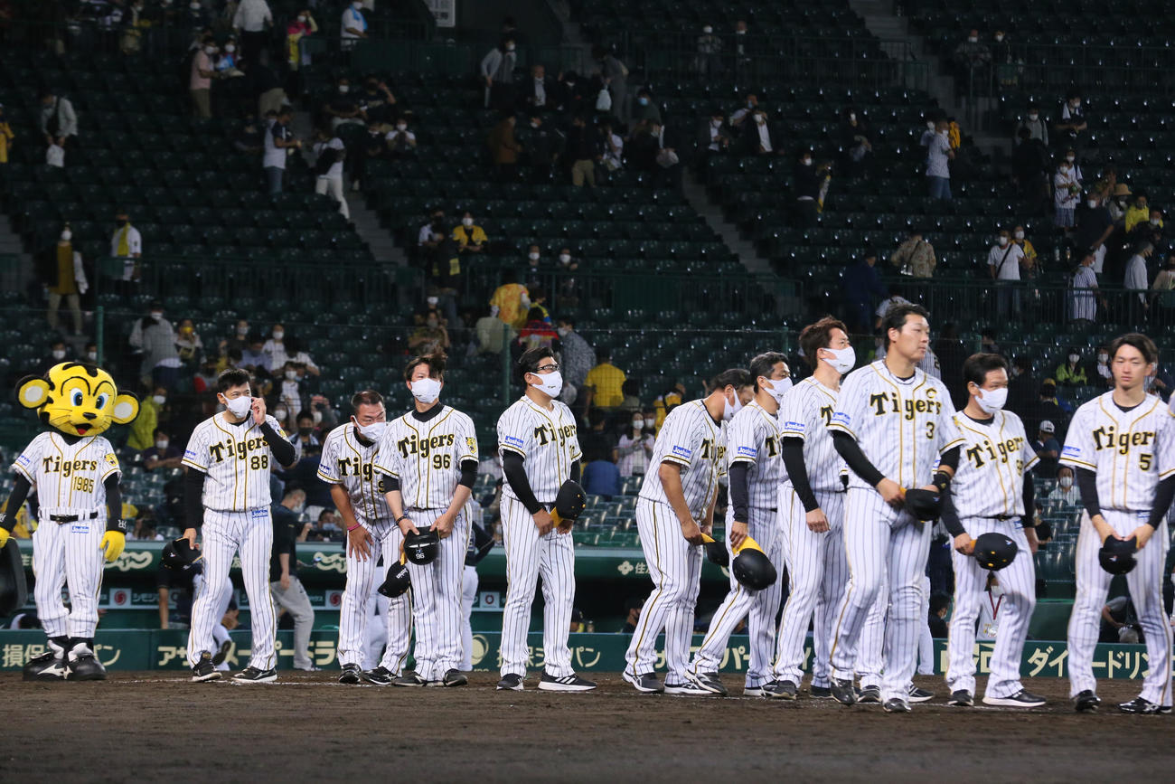 阪神対オリックス　オリックスに敗れた阪神ナインはグラウンドに整列しファンにあいさつする撮影・上山淳一）