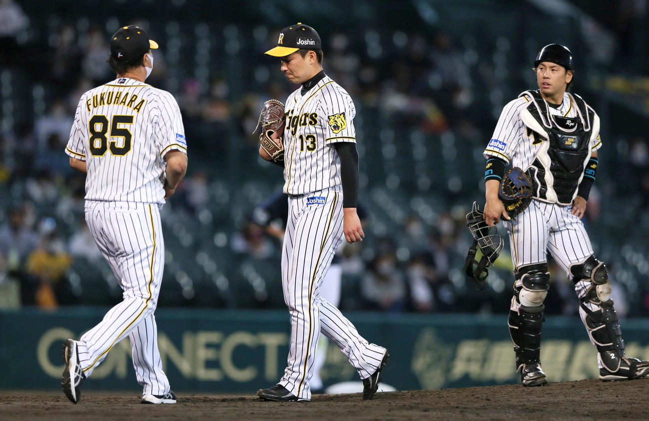 阪神対オリックス　8回表オリックス2死一、二塁、岩崎（中央）は福田に四球を出し降板となる（撮影・上山淳一）