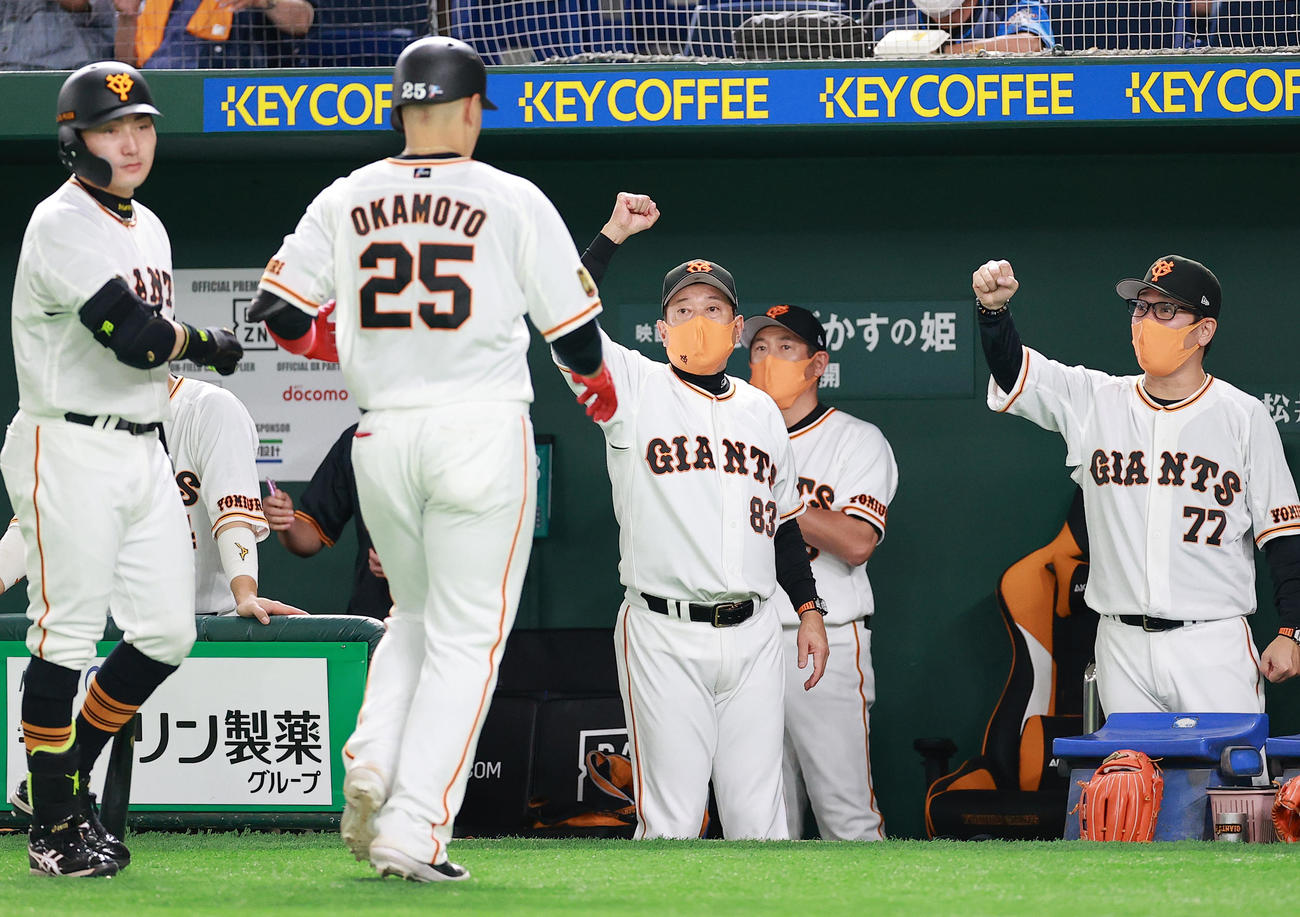 巨人対西武　4回裏巨人1死、岡本和（背番号25）が中越えソロ本塁打を放ち、ガッツポーズで迎える原監督ら（撮影・浅見桂子）