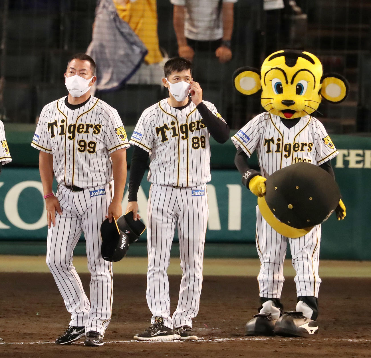 阪神対オリックス　オリックスに敗れスタンドにあいさつする矢野監督。左は井上ヘッドコーチ（撮影・加藤哉）