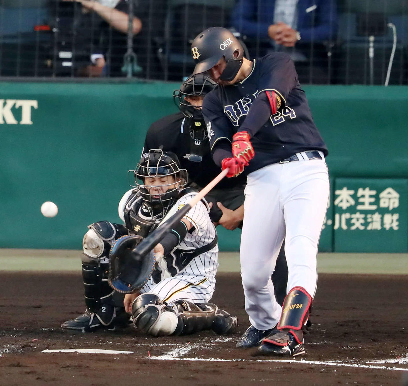 阪神対オリックス　2回表オリックス2死一塁、紅林は右中間へ適時二塁打を放つ（撮影・加藤哉）