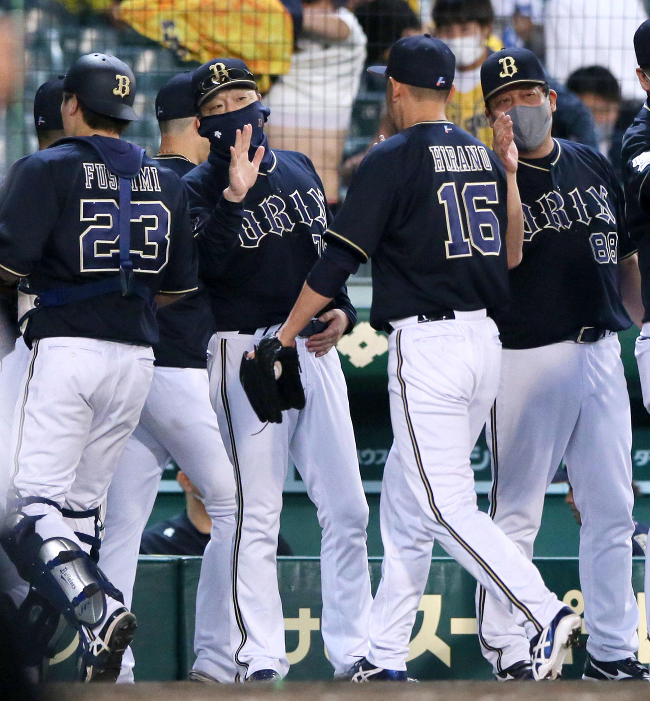 阪神対オリックス　阪神に勝利したオリックス中嶋監督（左から2人目）は試合を締めた平野佳（手前右）を出迎える（撮影・上山淳一）