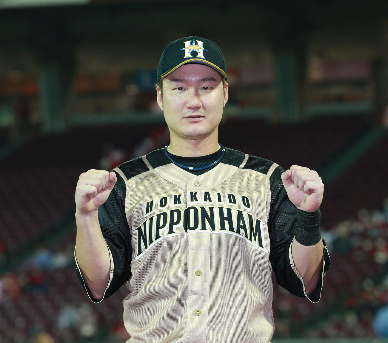 広島対日本ハム　ポーズを決める渡辺