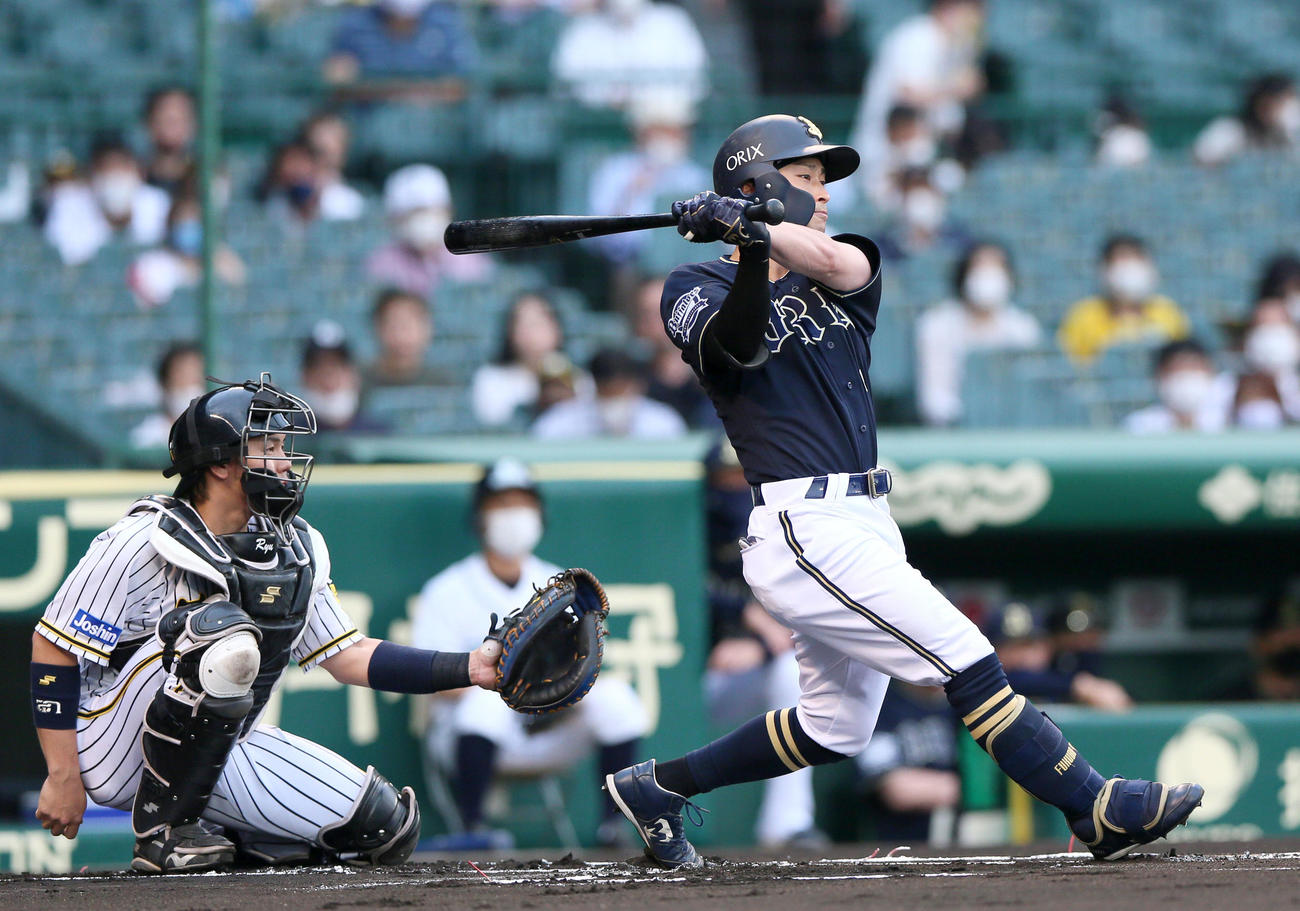 阪神対オリックス　1回表オリックス無死、福田は右前打を放つ（撮影・上山淳一）