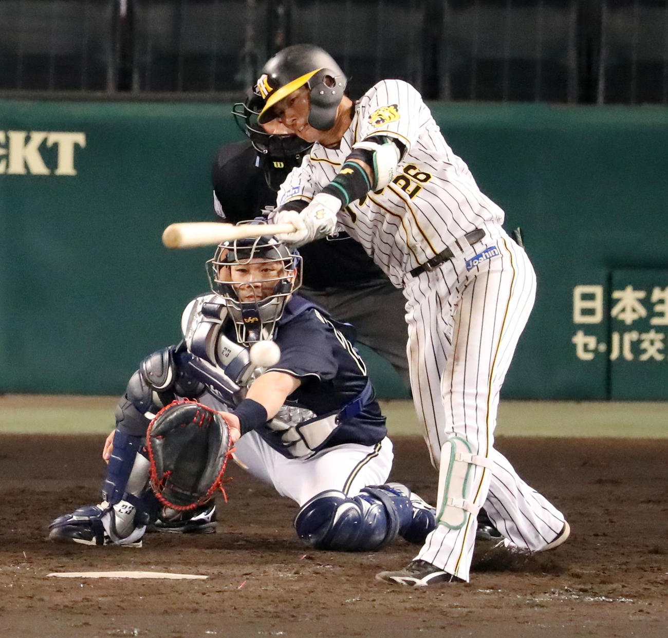 阪神対オリックス　5回裏阪神1死一、二塁、北條は左前適時打を放つ（撮影・加藤哉）