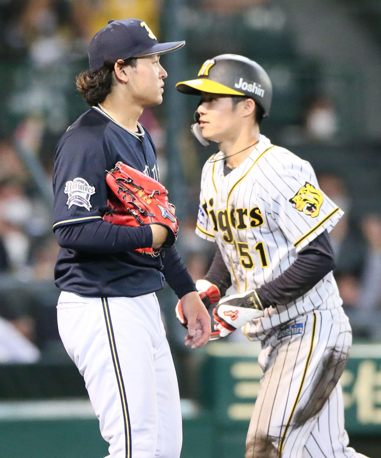 阪神対オリックス　5回裏阪神1死一、二塁、宮城大弥（手前）は北條に左前適時打を浴びる。右は生還した中野（撮影・上山淳一）