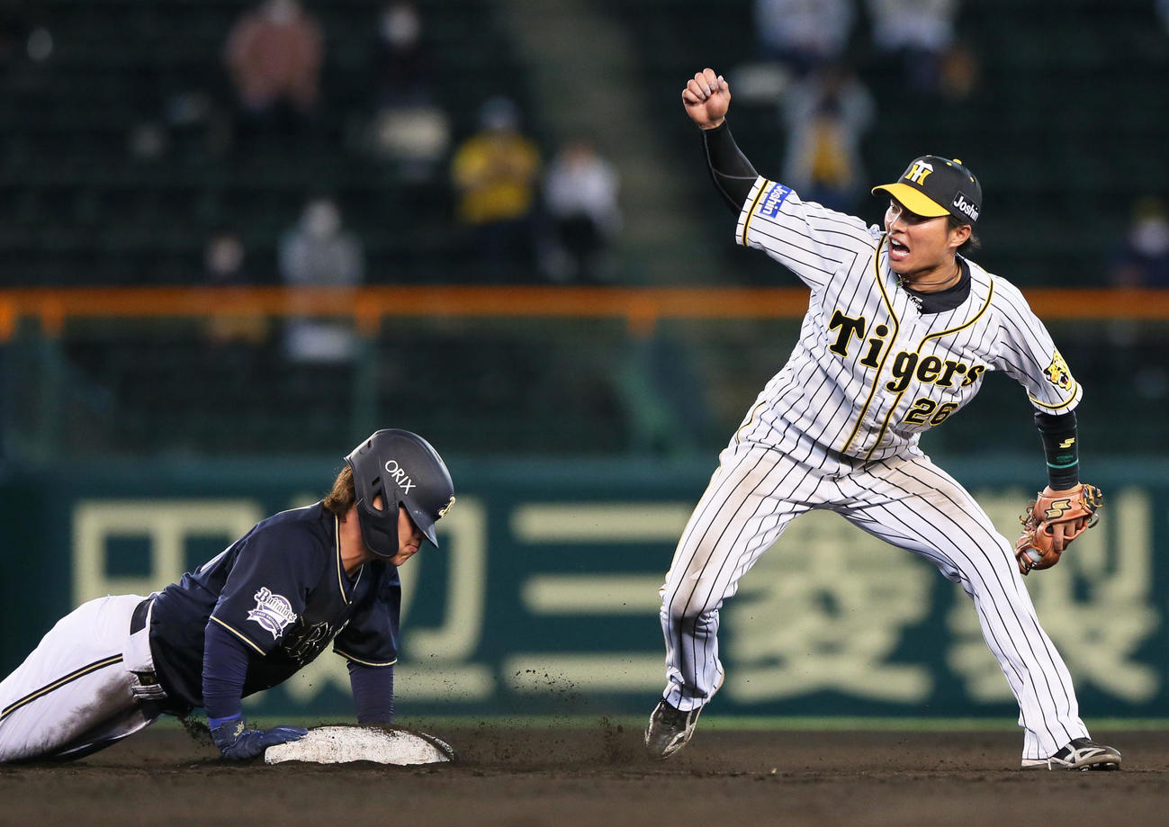 阪神対オリックス　7回表オリックス1死一、二塁、モヤの左飛で二走吉田正が飛び出し併殺となる。右は二塁手北條（撮影・上山淳一）
