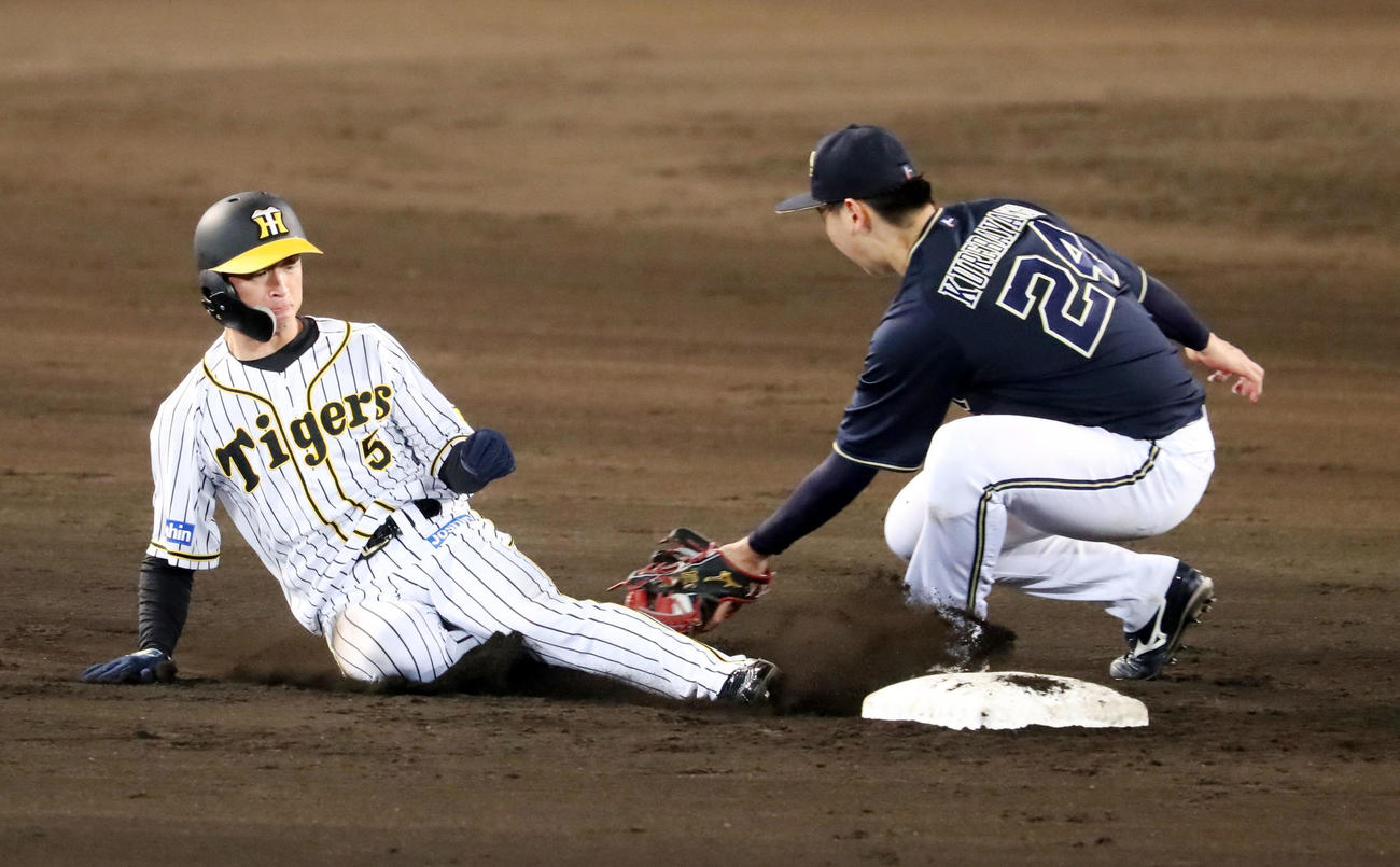 阪神対オリックス　7回裏阪神無死一塁、一塁走者近本は打者北條のとき二塁盗塁を決める。野手は紅林（撮影・加藤哉）
