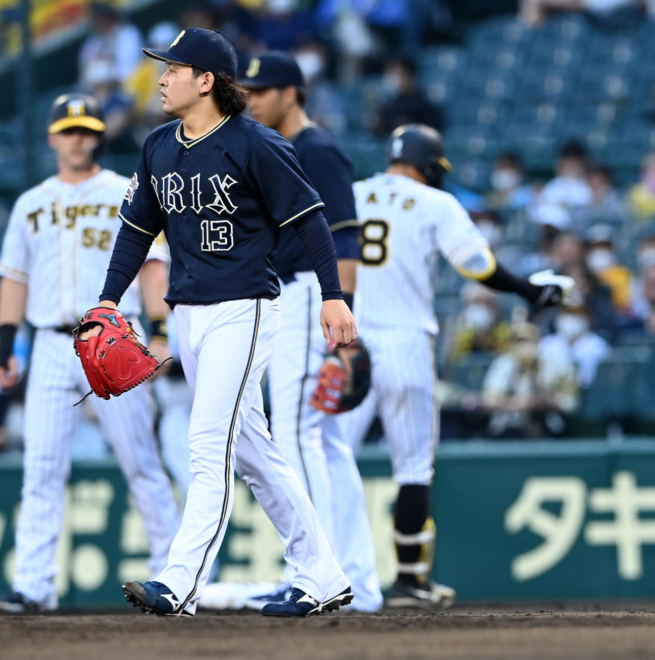 阪神対オリックス　2回裏阪神1死一塁、佐藤輝を二飛に打ち取った宮城（撮影・前岡正明）