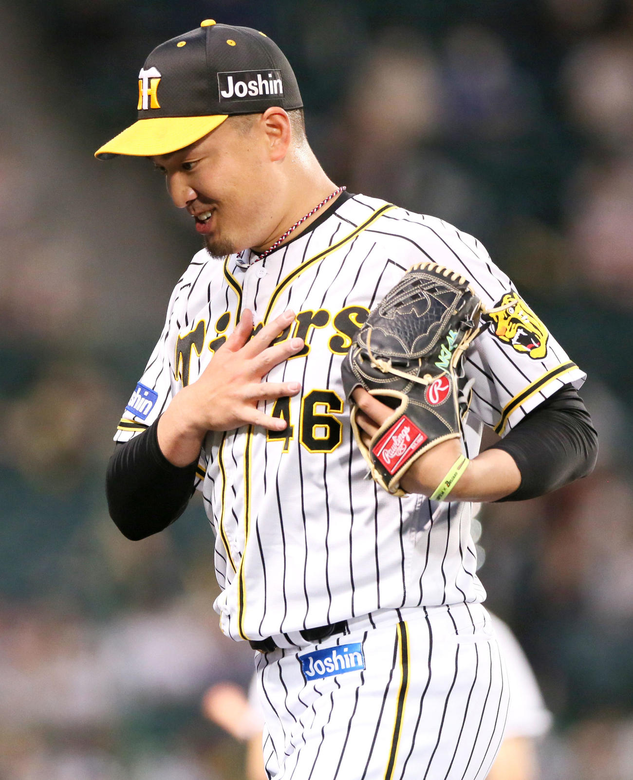 阪神対オリックス　4回表オリックス1死一、二塁、秋山は紅林の打球に反応し投ゴロ併殺に仕留め胸に手を当てホッとした表情でベンチへ引き揚げる（撮影・上山淳一）