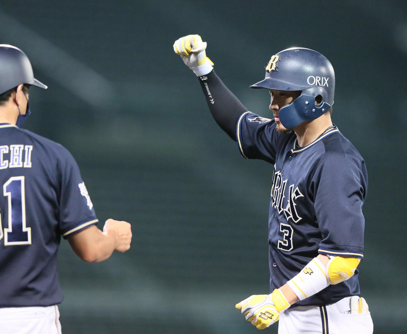 阪神対オリックス　5回表オリックス1死一塁、安達は右前打を放ち一塁でガッツポーズ（撮影・上山淳一）