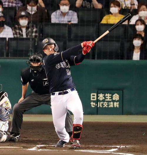 阪神対オリックス　6回表オリックス2死二塁、紅林は左前適時打を放つ（撮影・加藤哉）