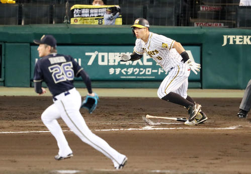阪神対オリックス　6回裏阪神無死一塁、佐藤輝は能見（左）から右前打を放つ（撮影・加藤哉）
