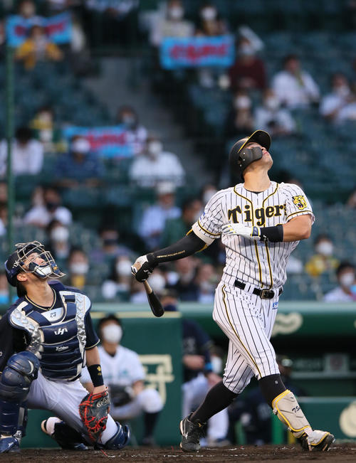 阪神対オリックス　2回裏阪神1死一塁、佐藤輝は二飛に倒れる（撮影・上山淳一）