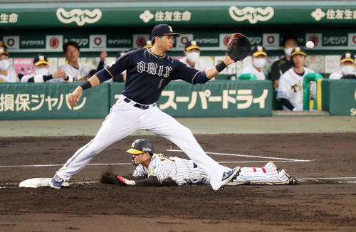阪神対オリックス　3回裏阪神無死、中野は二塁内野安打を放ちヘッドスライディングする。一塁手はモヤ（撮影・加藤哉）
