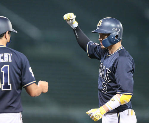 阪神対オリックス　5回表オリックス1死一塁、安達は右前打を放ち一塁でガッツポーズ（撮影・上山淳一）
