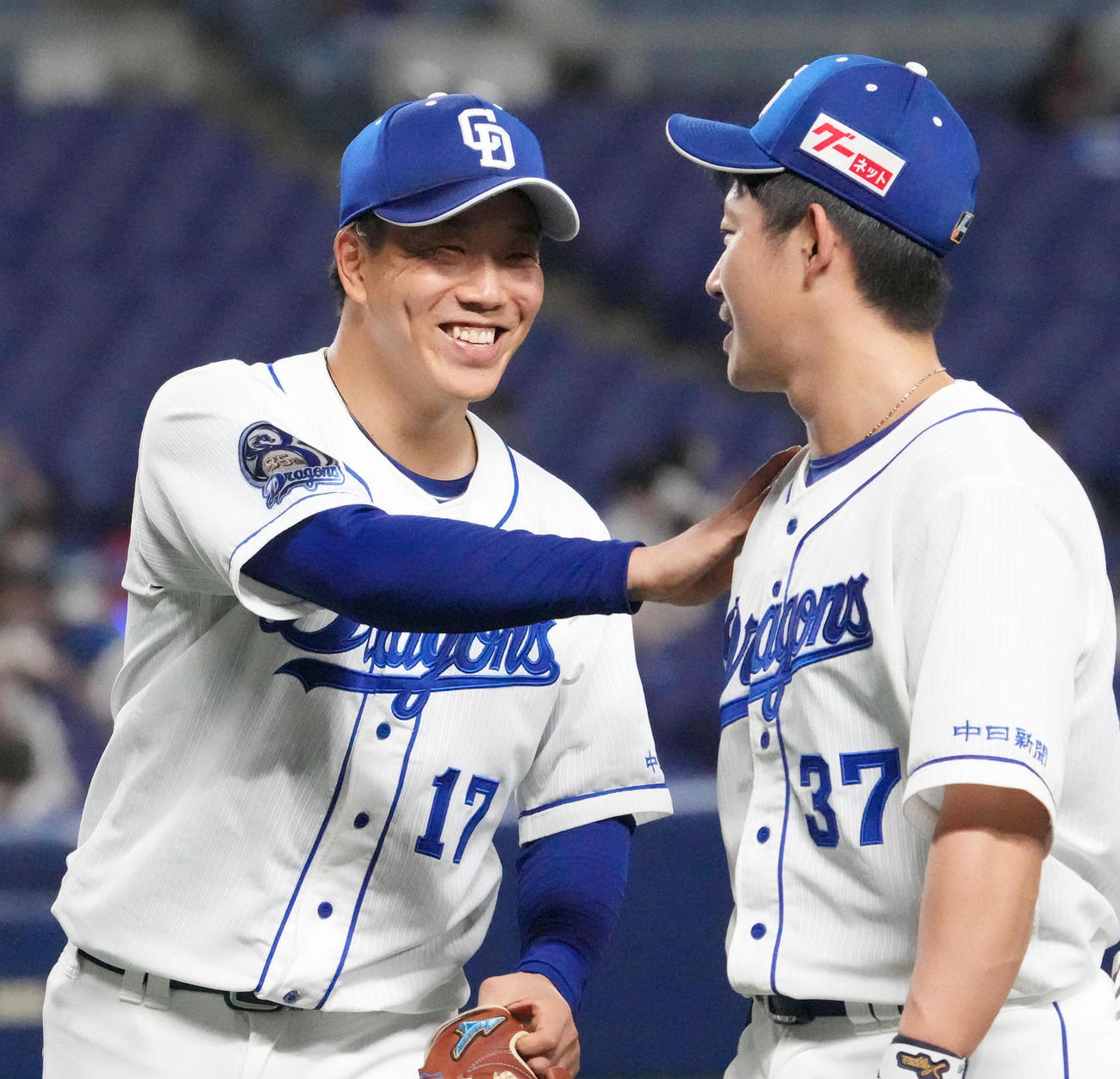 好守を見せた三ツ俣（右）を笑顔でたたえる完封勝利の柳（撮影・森本幸一）
