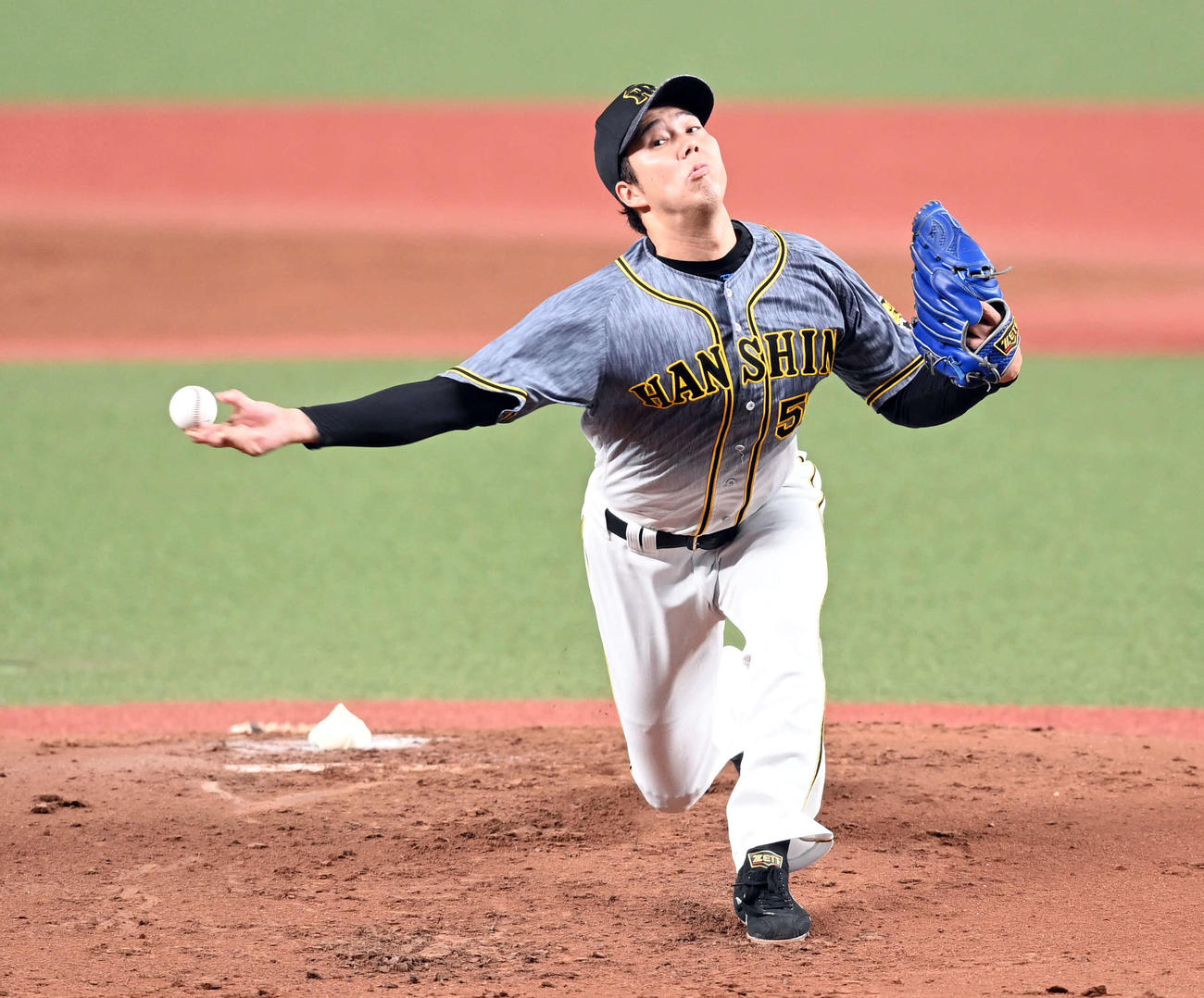 5月、西武戦で力投する阪神青柳