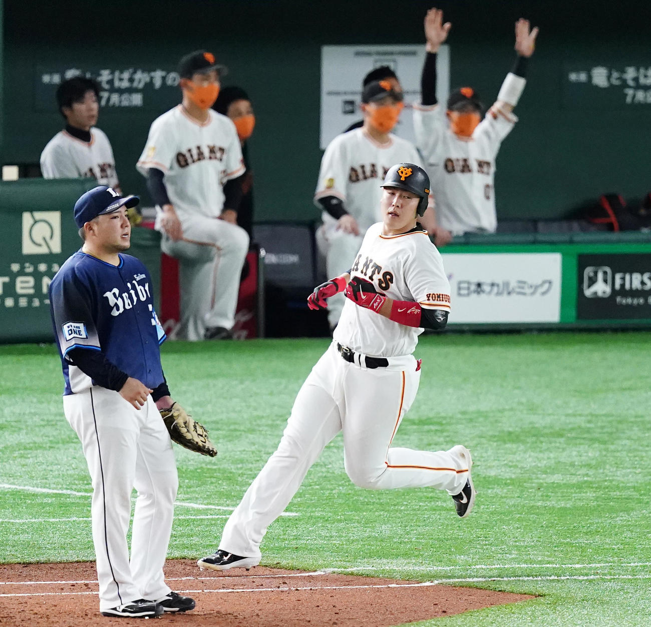 巨人対西武　5回裏巨人2死満塁、左へ逆転の2点適時打を放ち、一塁へ向かう岡本和（撮影・菅敏）