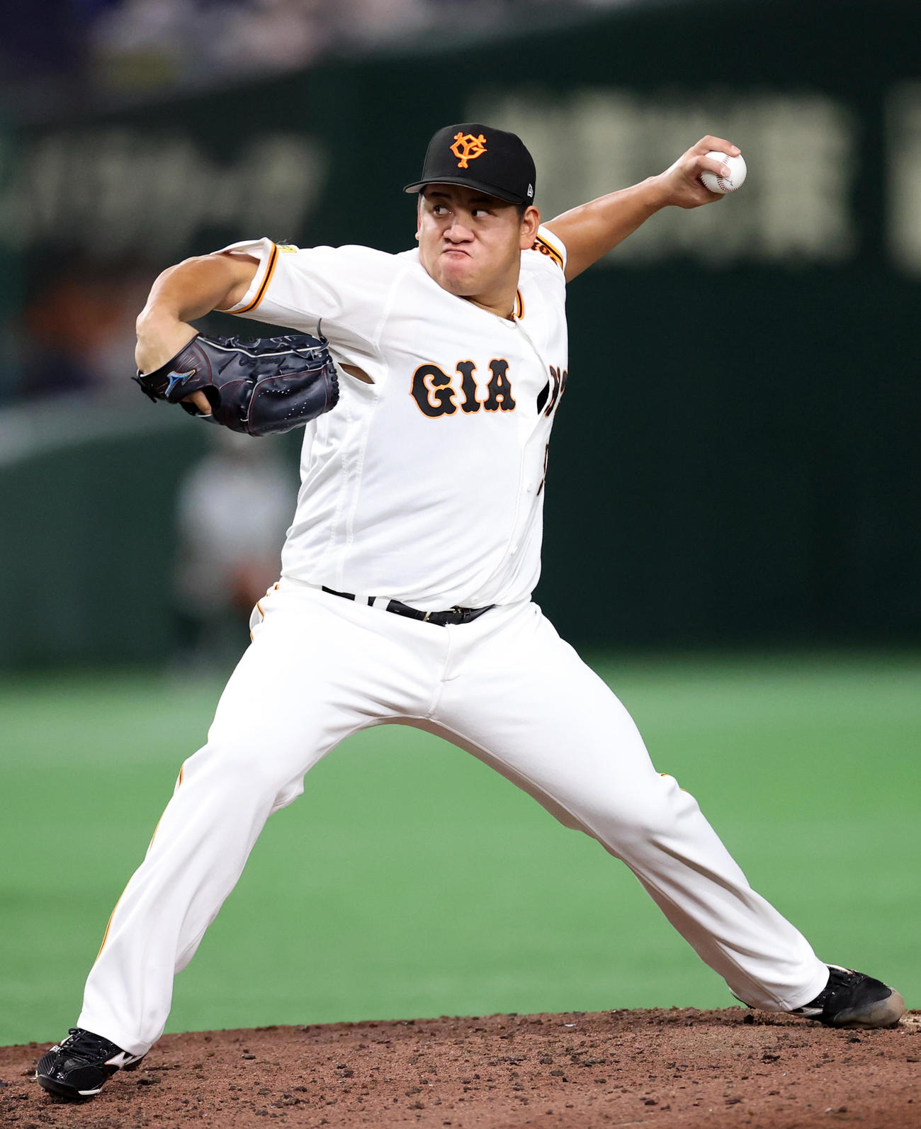 巨人対西武　4回表から登板する戸根（撮影・狩俣裕三）