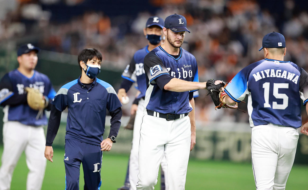 巨人対西武　5回裏巨人2死満塁、打者岡本和を迎える場面で、降板となりベンチに下がるダーモディ（撮影・浅見桂子）