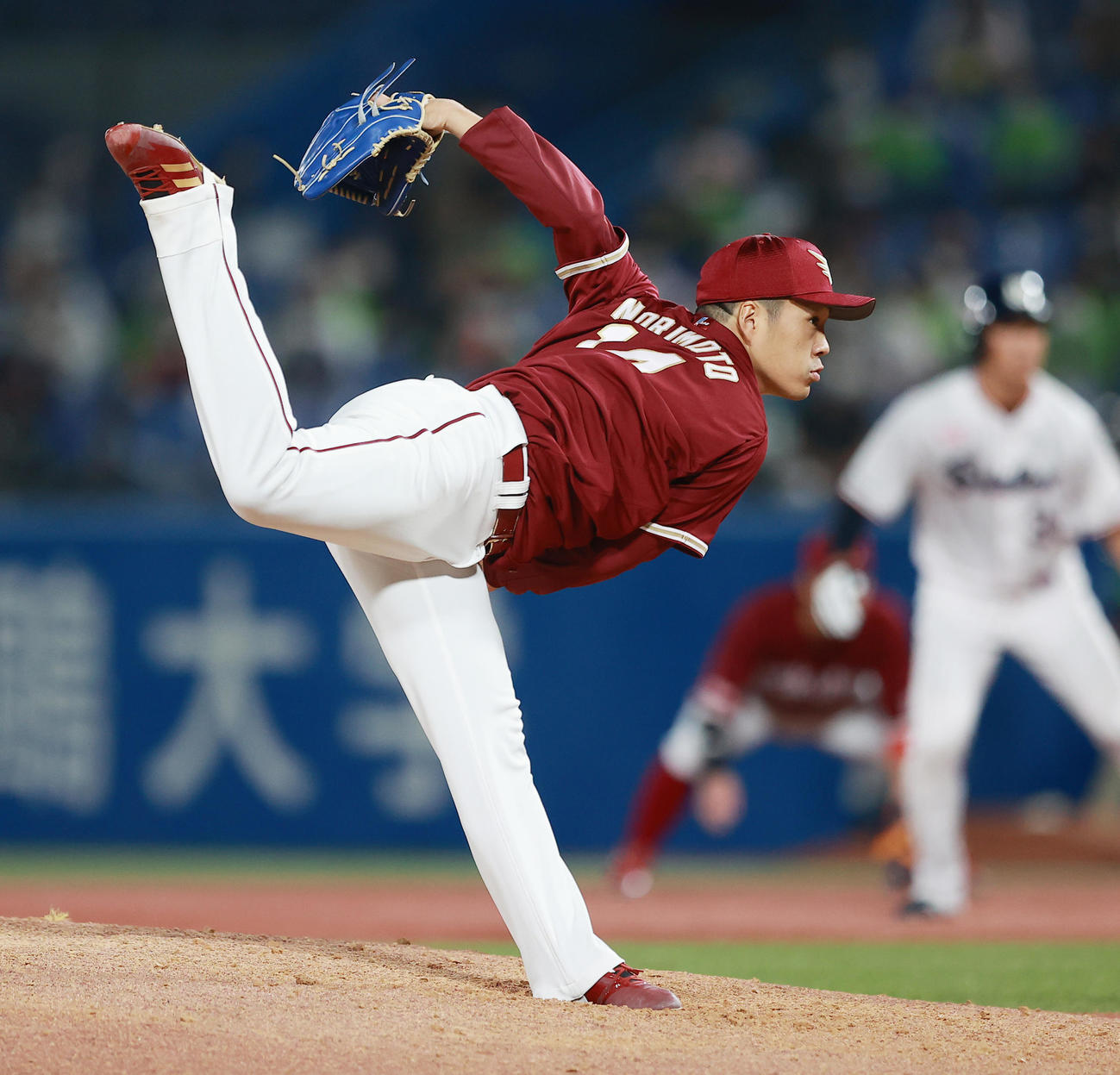 ヤクルト対楽天　力投する楽天先発の則本昂（撮影・野上伸悟）