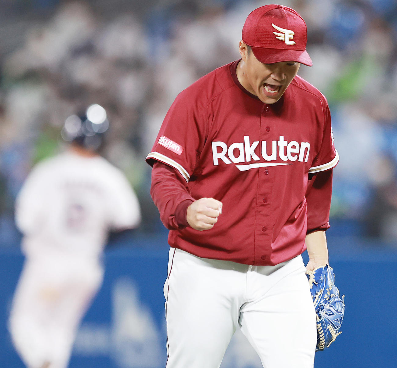 ヤクルト対楽天　5回裏ヤクルト2死一、二塁、中村を遊ゴロに仕留めほえる楽天則本昂（撮影・野上伸悟）