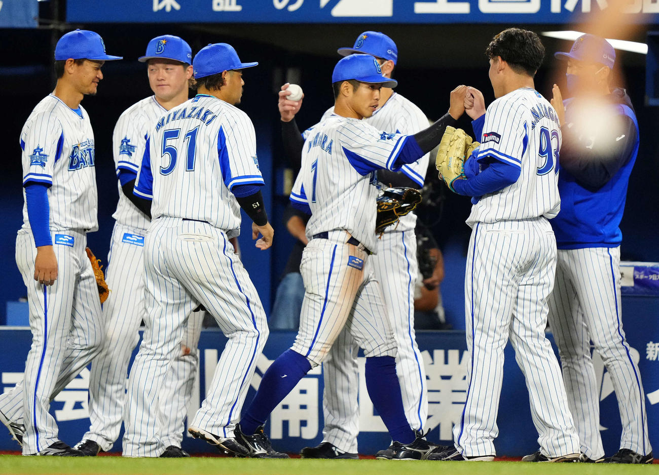 DeNA対ソフトバンク　5回表終了後、ベンチ前でDeNA中川（右から2人目）らナインとタッチをかわす中堅手桑原（撮影・江口和貴）